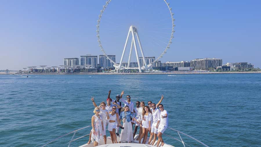Dubai Waves & Dunes: Luxury Yacht Cruise w/ Red Dunes Safari - Food choices and timing