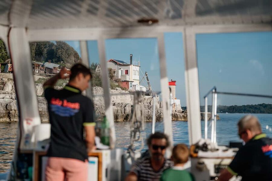 FAŽANA: DOLPHIN SAFARI - What families can expect on board