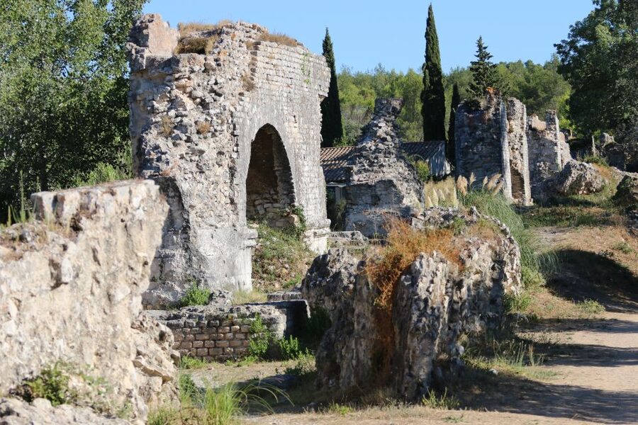 From Arles: Alpilles Regional Park Provence 4x4 Safari - The short stop at Les Baux-de-Provence
