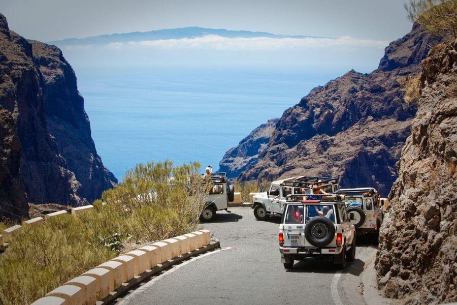 From Playa de las Américas: Full-Day Teide Jeep Safari - What to wear and pack for changing conditions