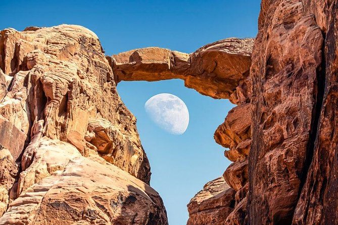 Full-Day Jeep Safari "Wadi Rum Highlights!" w/ Bedouin Lunch - Red dunes, canyons, and rock inscriptions