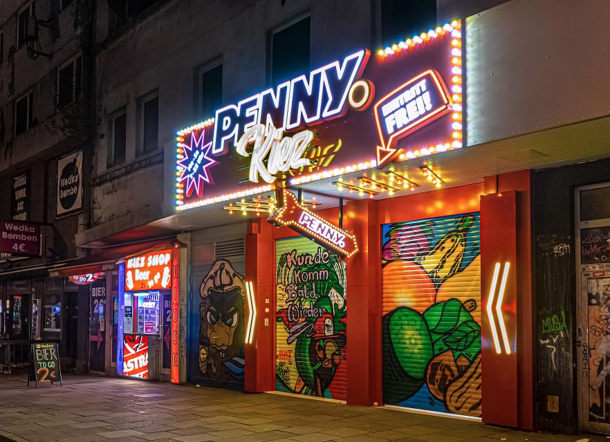 Hamburg: Safari tour in St. Pauli - St. Pauli after dark, with more than bar talk