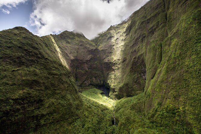 Kauai Deluxe Waterfall Safari: Helicopter Tour - Seats, windows, and taking photos
