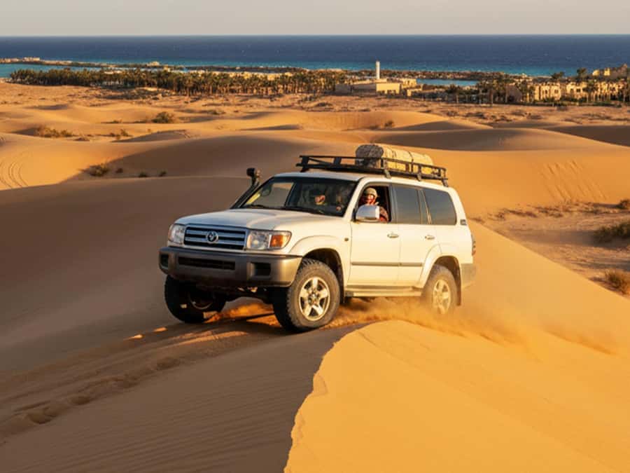 Makadi Bay: Jeep Safari Adventure with Bedouin guide - Sunset, dinner, and the evening show