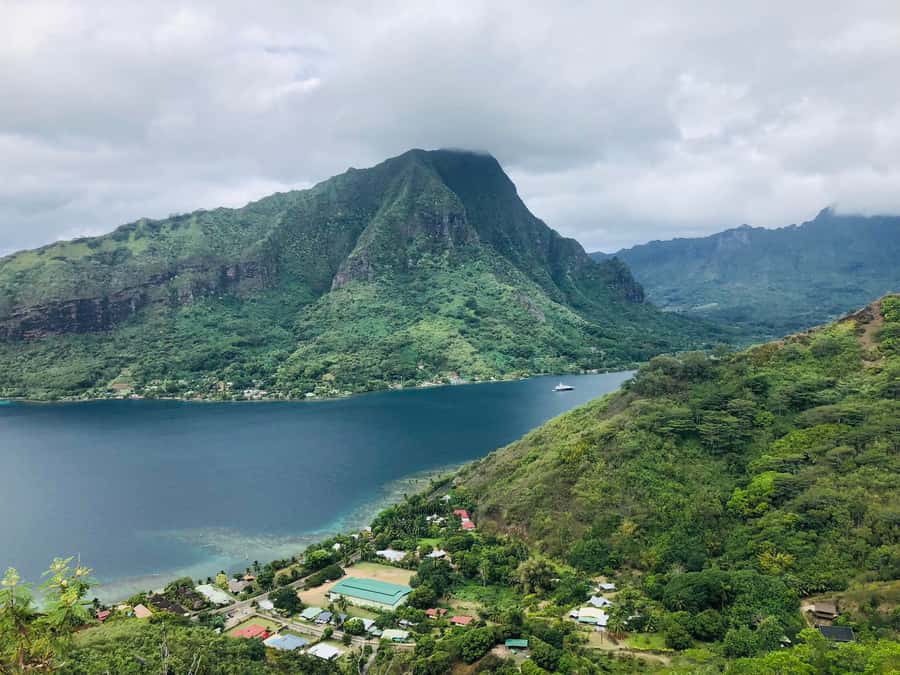 Moorea:4X4 safari excursion between land and sea with lunch - A public beach and turquoise water