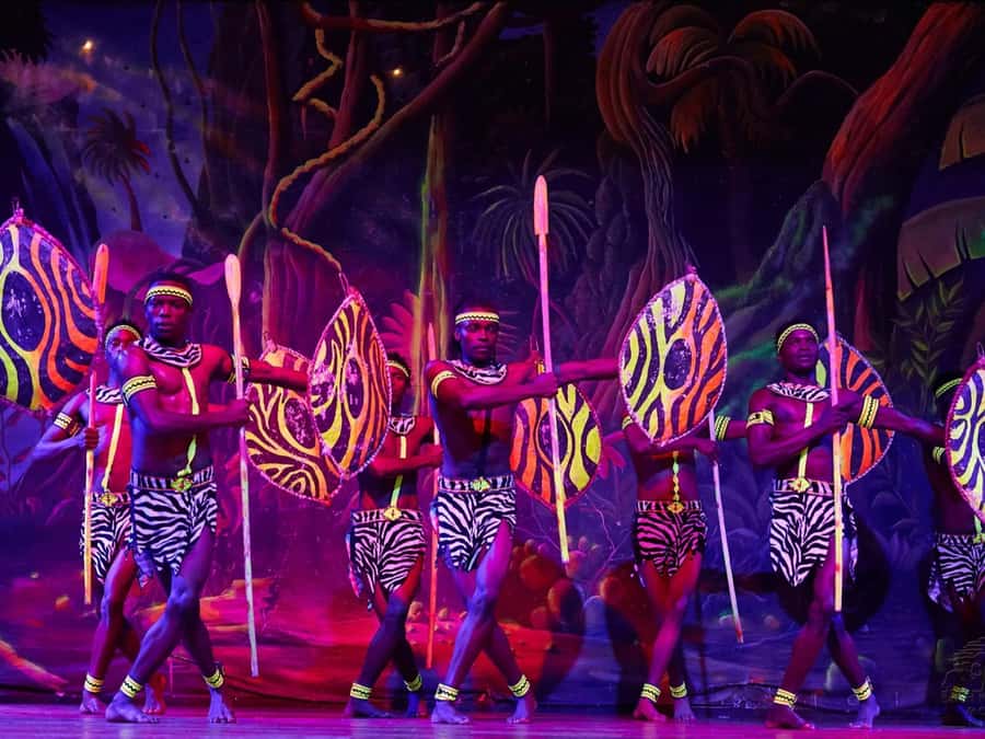 Nairobi: Cabaret Show with Dinner at Safari Park Hotel - Who will enjoy this evening most?