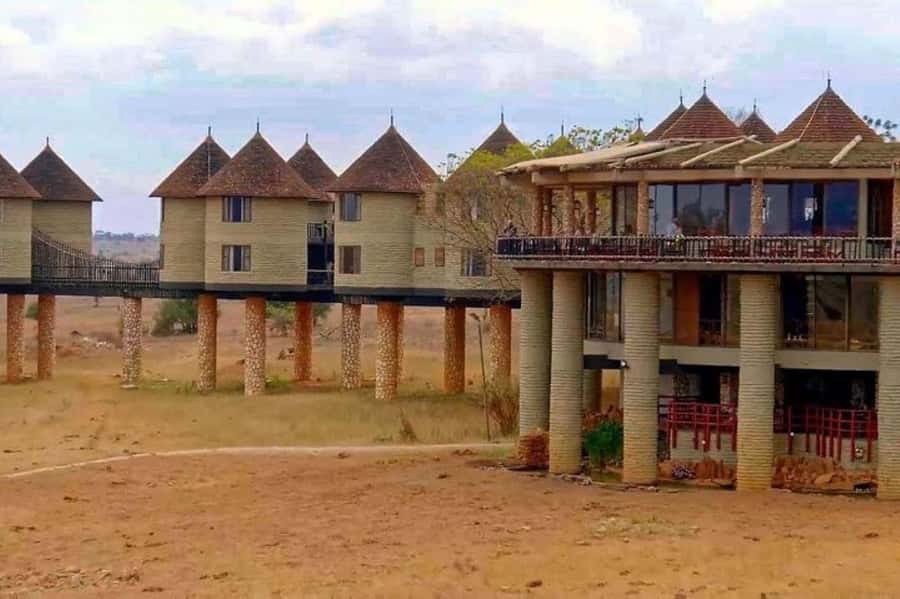 PRIVATE OVERNIGHT SALTLICK SAFARI FROM MOMBASA OR DIANI - The early road from Mombasa or Diani
