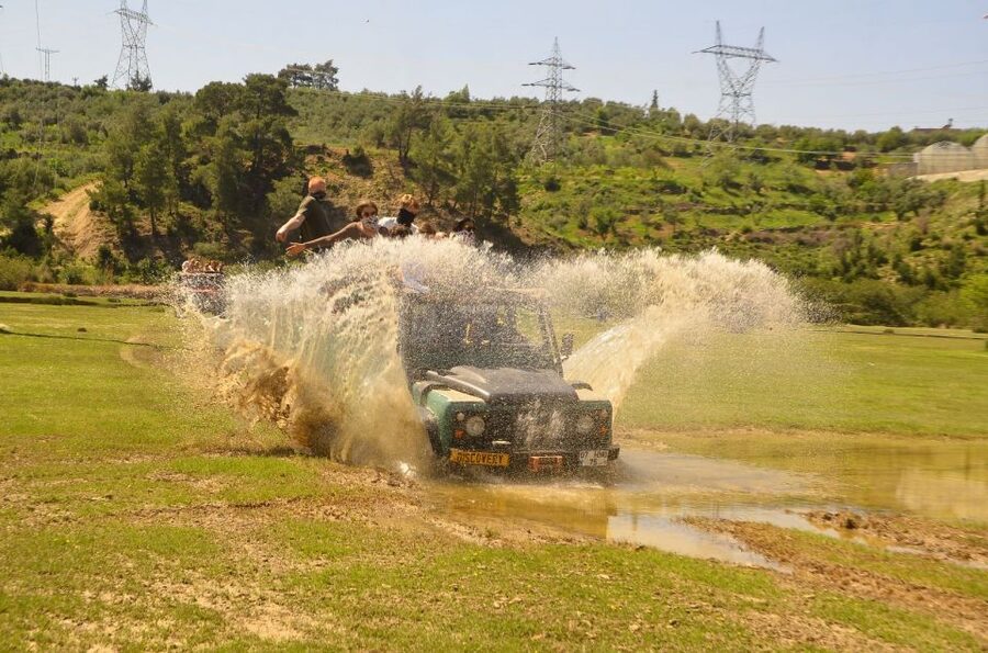Side: Green Canyon and Waterfall Jeep Safari with Lunch - Guides, drivers, and the group atmosphere