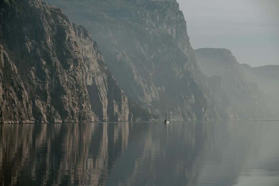 Stavanger: Boat Safari to Lysefjord and Preikestolen - Hengjanefossen and the water break