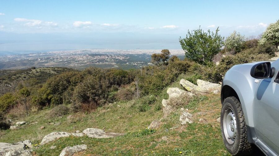 Thessaloniki: Private Mountain and Beaches SUV Safari - Local food and wine with a mountain view